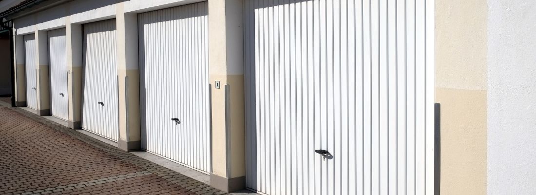 Porte de garage basculante avec serrure